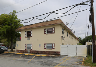 Maki Garden Apartments in Oakland Park, FL - Building Photo - Building Photo