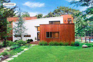 28 Alewive Brook Rd in East Hampton, NY - Building Photo