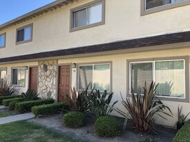 The Manor in Santa Ana, CA - Building Photo