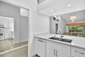 2325 Hidden Lake Dr in Naples, FL - Building Photo - Building Photo