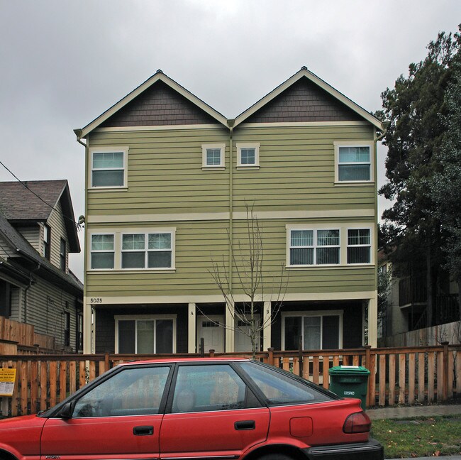 5035 12th Ave NE in Seattle, WA - Building Photo - Building Photo