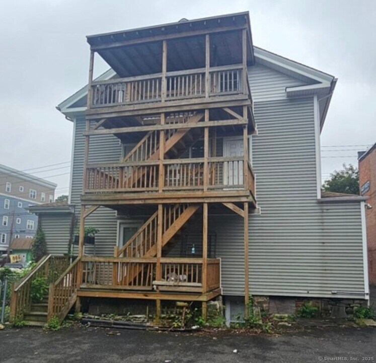 539 Howe Ave in Shelton, CT - Building Photo