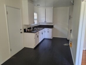 966 Holly St in Inglewood, CA - Foto de edificio - Building Photo