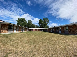 411 E Market St in Center, ND - Building Photo - Building Photo