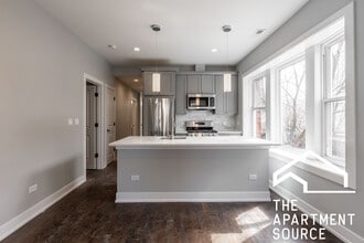 3135 N Oakley Ave, Unit 2 in Chicago, IL - Building Photo - Building Photo