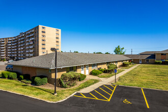 Bishop Park Apartments in Willoughby Hills, OH - Foto de edificio - Building Photo