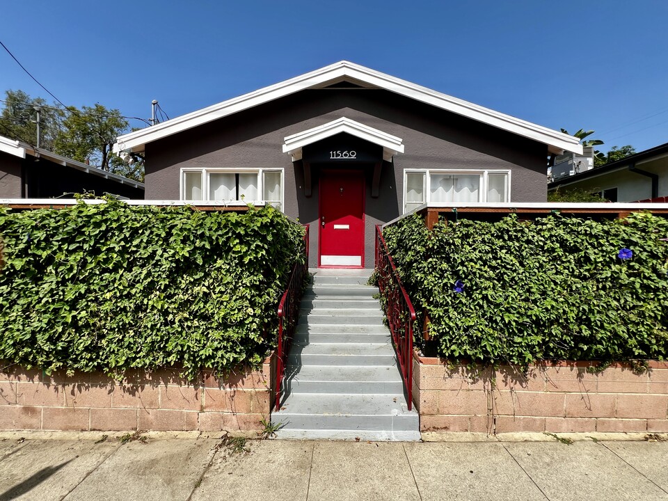 11569 Iowa Ave in Los Angeles, CA - Building Photo