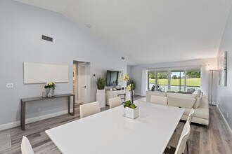 128 Moccasin Trail S in Jupiter, FL - Building Photo - Building Photo