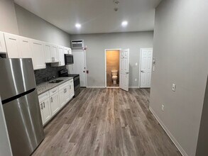 7038 Woodland Ave in Philadelphia, PA - Building Photo - Building Photo