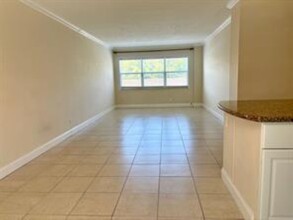 2555 NE 11th St, Unit 207 in Fort Lauderdale, FL - Foto de edificio - Building Photo