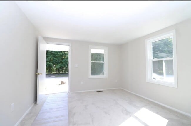 31 Kennedy Dr in Thomaston, CT - Building Photo - Building Photo