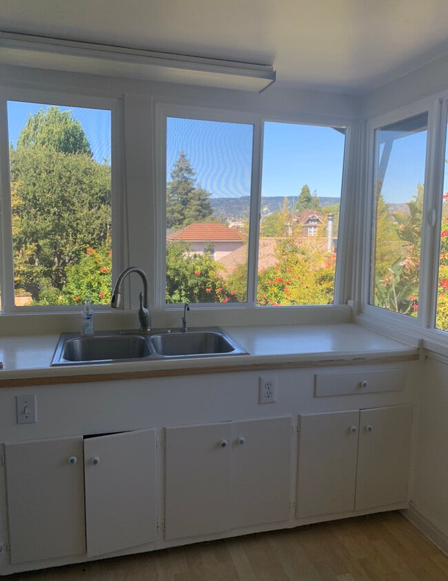 1911 Buena Vista Ave-Unit -1 in Alameda, CA - Building Photo - Building Photo