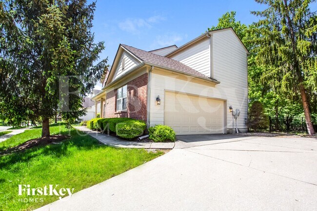 8258 Morel Dr in Indianapolis, IN - Foto de edificio - Building Photo