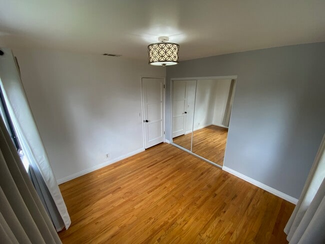 1466 N Caswell Ave in Pomona, CA - Foto de edificio - Building Photo