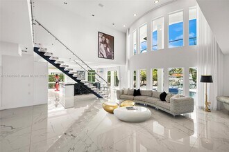 3251 NE 164th St in North Miami Beach, FL - Building Photo - Building Photo