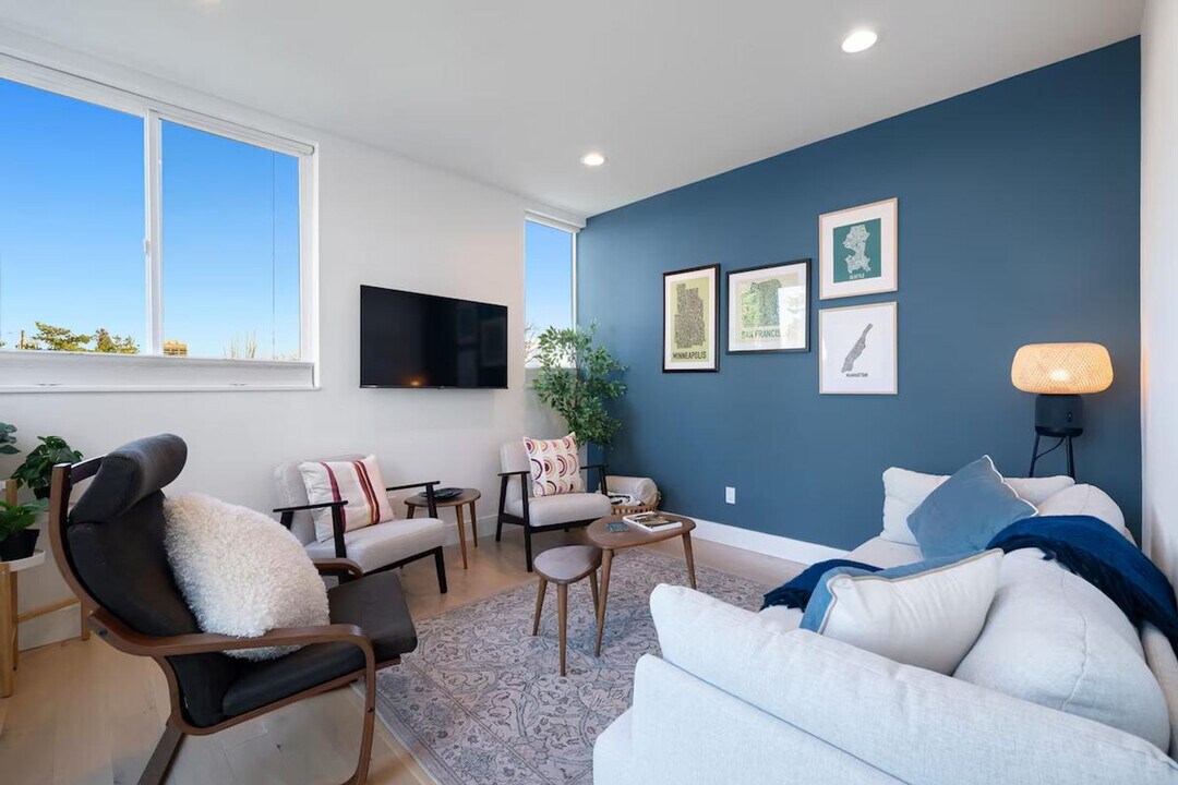 102 NE 45th St in Seattle, WA - Building Photo