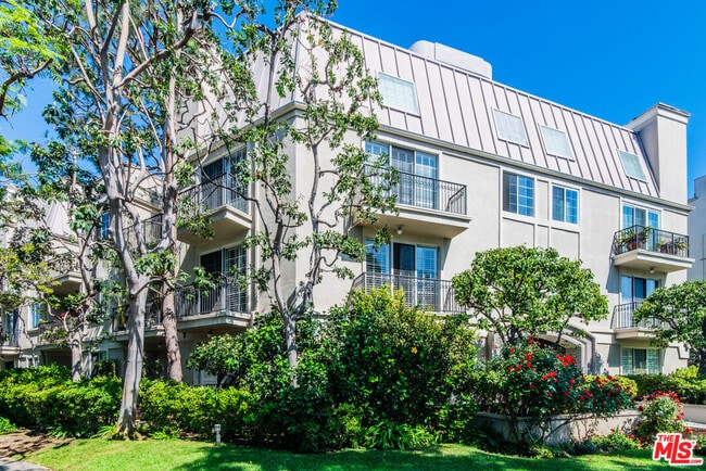 property at 458 N Oakhurst Dr