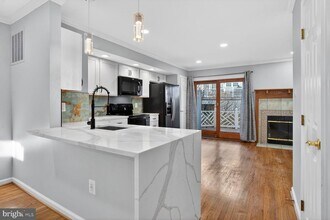 12859 Mill House Ct in Woodbridge, VA - Foto de edificio - Building Photo