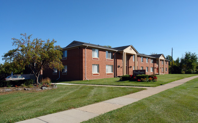 Mayflower Manor in Warren, MI - Foto de edificio - Building Photo