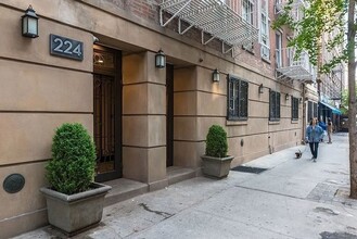 224 Sullivan St in New York, NY - Building Photo - Building Photo