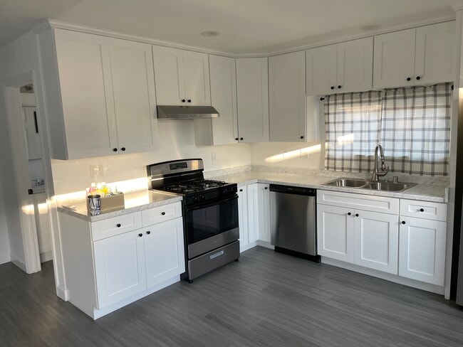 265 E 69th Way in Long Beach, CA - Building Photo - Building Photo