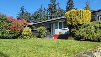 1840 Grandview Dr in Victoria, BC - Building Photo