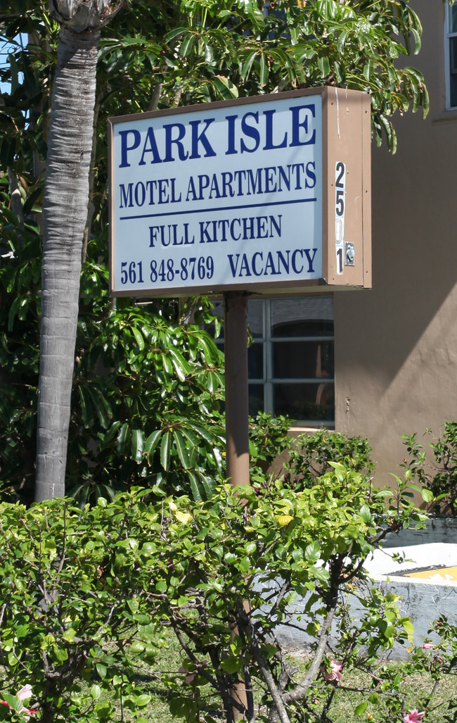 Park Isle Apartments in Riviera Beach, FL - Building Photo - Building Photo