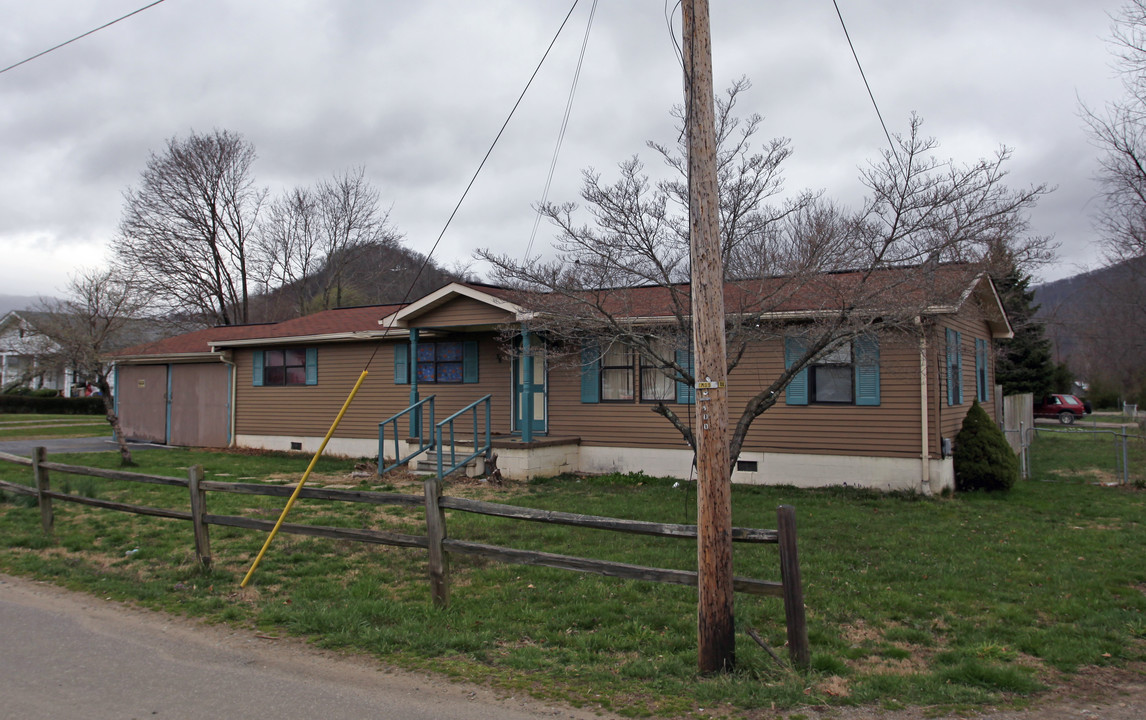 56 Railroad St in Waynesville, NC - Building Photo