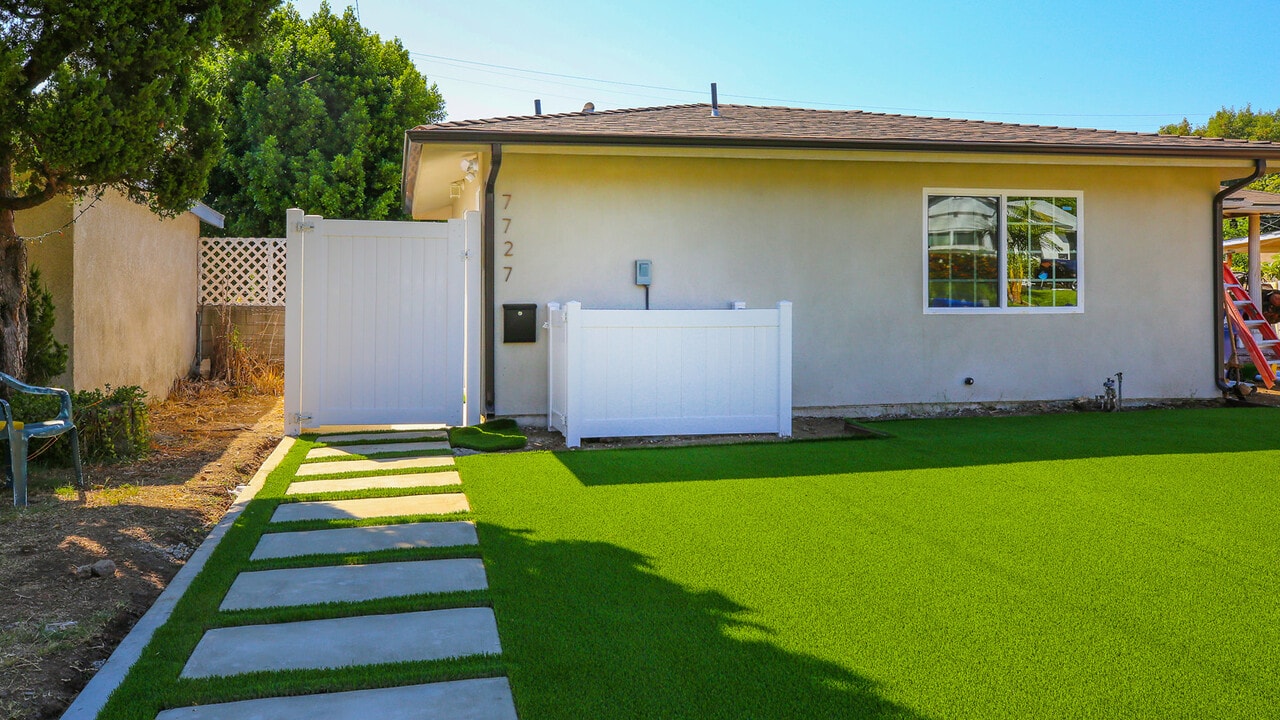 7727 Shady Cove Ave, Unit A in Burbank, CA - Foto de edificio
