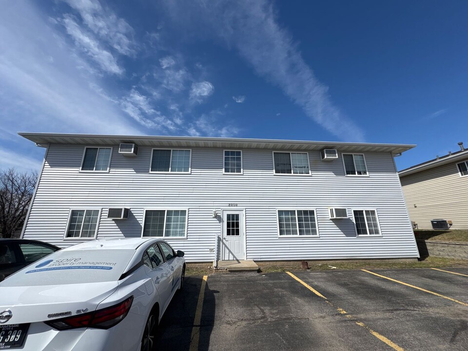 3050 9th St in Marion, IA - Foto de edificio