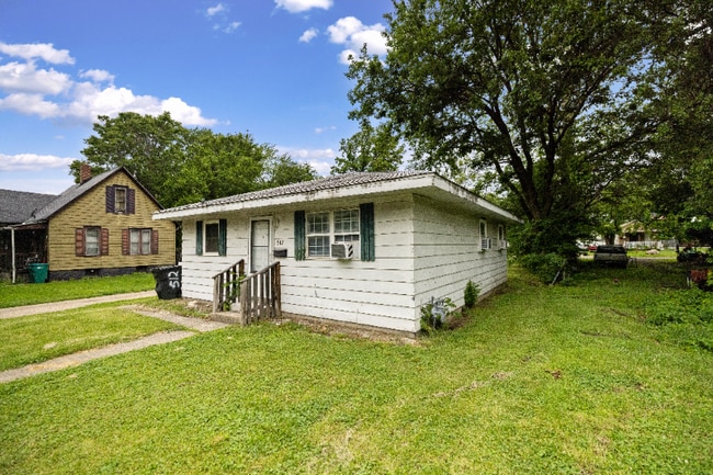 property at 512 E Olive St