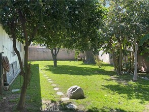 1030 W 64th St in Los Angeles, CA - Building Photo - Building Photo