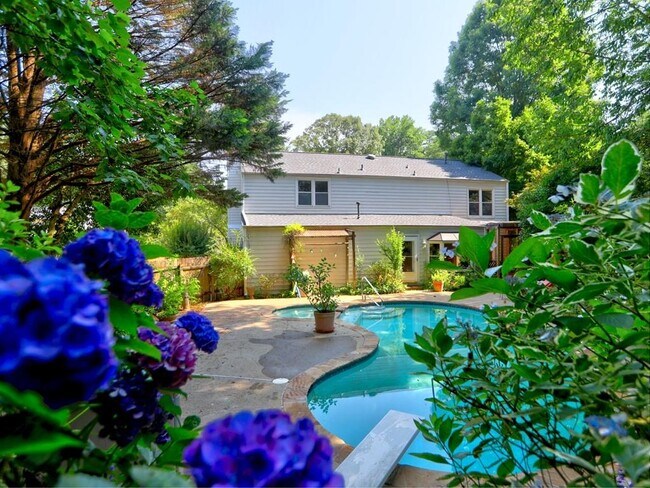 4512 Woodlawn Lake Dr in Marietta, GA - Building Photo - Building Photo