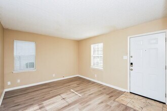 824 Renfro Dr in White Settlement, TX - Foto de edificio - Building Photo