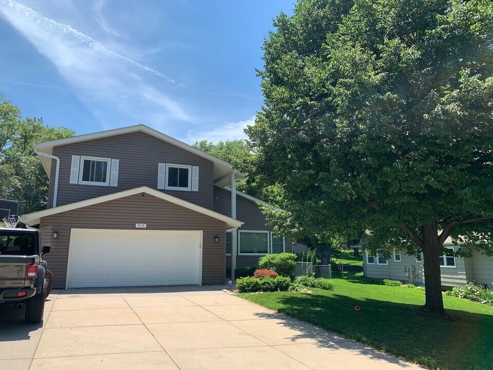 919 Crest Rd in Papillion, NE - Foto de edificio