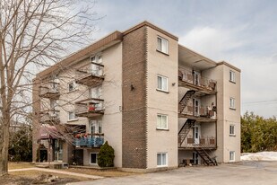 313D Cartier Boul O in Laval, QC - Building Photo