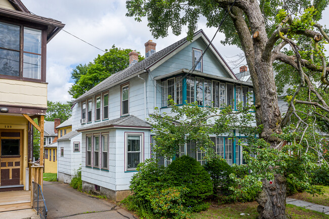 129-131 S Quaker Ln in West Hartford, CT - Foto de edificio - Building Photo