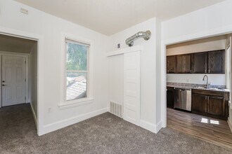 1115 1/2 4th St NE-Unit -Unit 2 in Minneapolis, MN - Building Photo - Building Photo