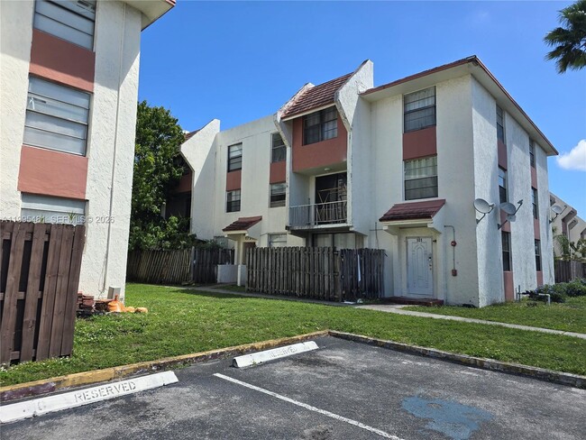 1750 NW 55th Ave in Lauderhill, FL - Building Photo - Building Photo