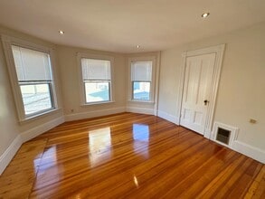 17 Upham St, Unit 2 in Malden, MA - Foto de edificio - Building Photo