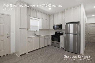 740 N Alamo Rd in Alamo, TX - Foto de edificio - Building Photo