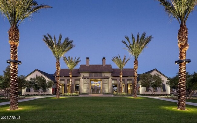 property at 2443 W Maximo Wy