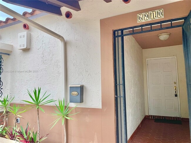 6910 Holly Rd in Miami Lakes, FL - Building Photo - Building Photo