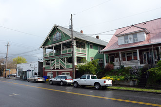 Ellis Island Apartments in Portland, OR - Building Photo - Building Photo