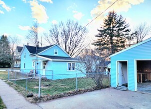 100 W Short St in Solon, IA - Building Photo - Building Photo