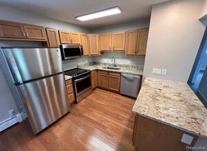 2445 Torquay Ave, Unit 112 in Royal Oak, MI - Building Photo - Building Photo