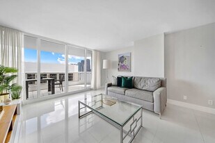 1717 N Bayshore Dr in Miami, FL - Building Photo