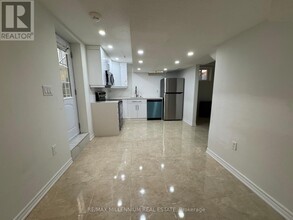 1427 Duval Dr in Mississauga, ON - Building Photo - Building Photo