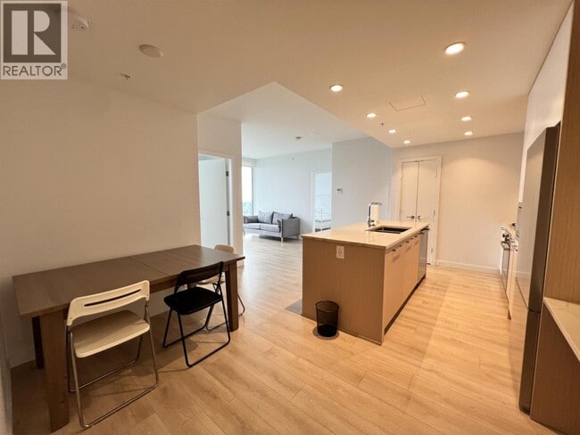 567 Clarke Rd in Coquitlam, BC - Building Photo - Building Photo