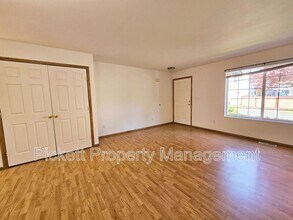 5715 Gateway Ln NE in Bremerton, WA - Building Photo - Building Photo